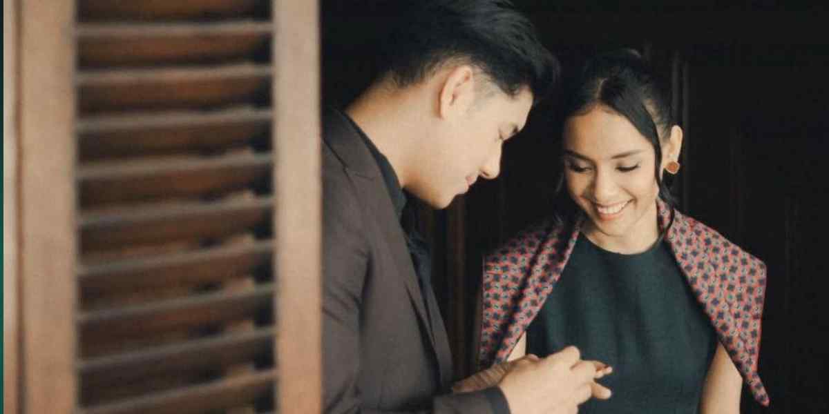 Jaz Hayat resmi melamar Wavi Zihan setelah dua tahun pacaran, memberikan cincin cantik sebagai simbol komitmen menuju pernikahan.
