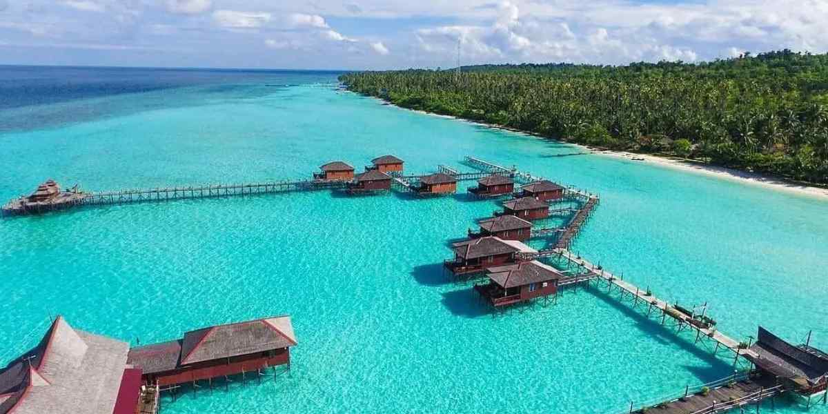 Pulau Maratua menawarkan laut sebening kristal, pantai sunyi, dan resort di atas air yang kerap disebut Maldives-nya Indonesia.