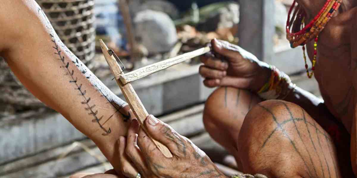 Di Mentawai, tato bukan gaya&mdash;tapi identitas, doa, dan napas kehidupan yang dirajah langsung di tubuh