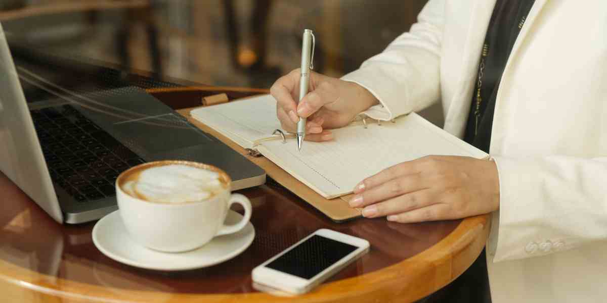 Dari meja kantor ke meja kopi. Work From Caf&eacute; bukan cuma gaya, tapi cara baru Gen Z menjaga produktivitas dan mental tetap waras.