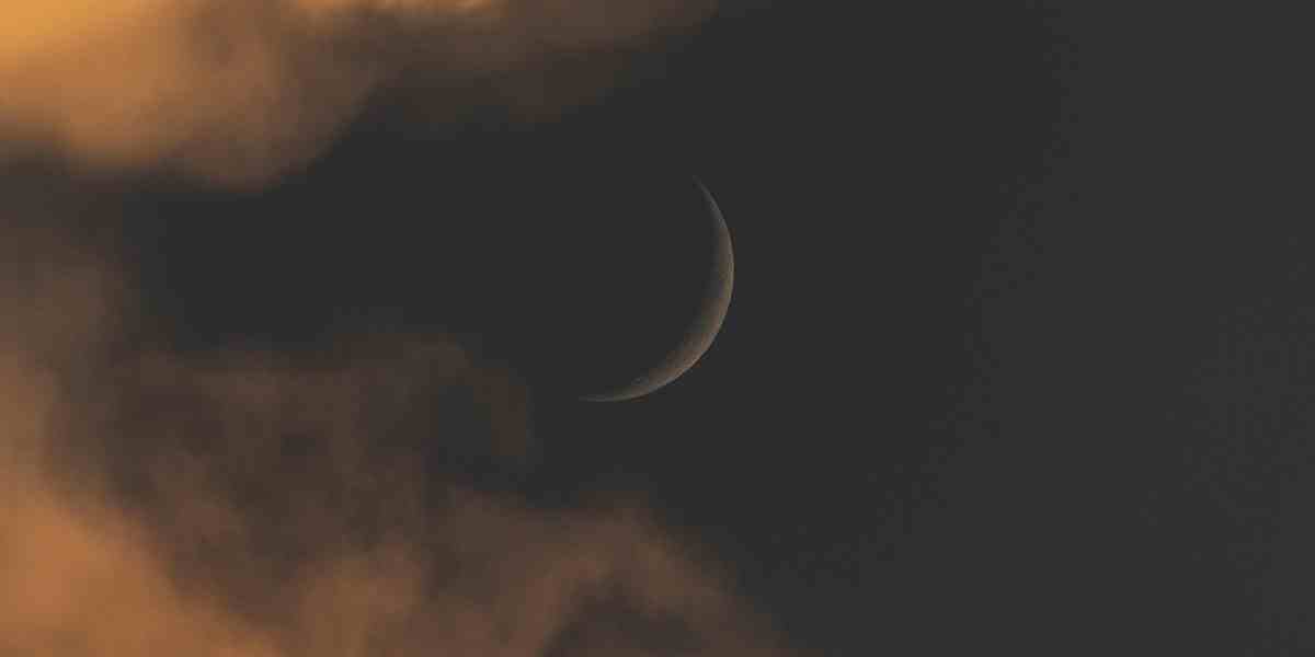Ilustrasi bulan sabit muda (hilal). Awal puasa Ramadan 2026 diprediksi sama di Arab Saudi dan Indonesia &mdash; Kamis, 19 Februari 2026 &mdash; namun keputusan resmi tetap menunggu hilal dan sidang isbat.