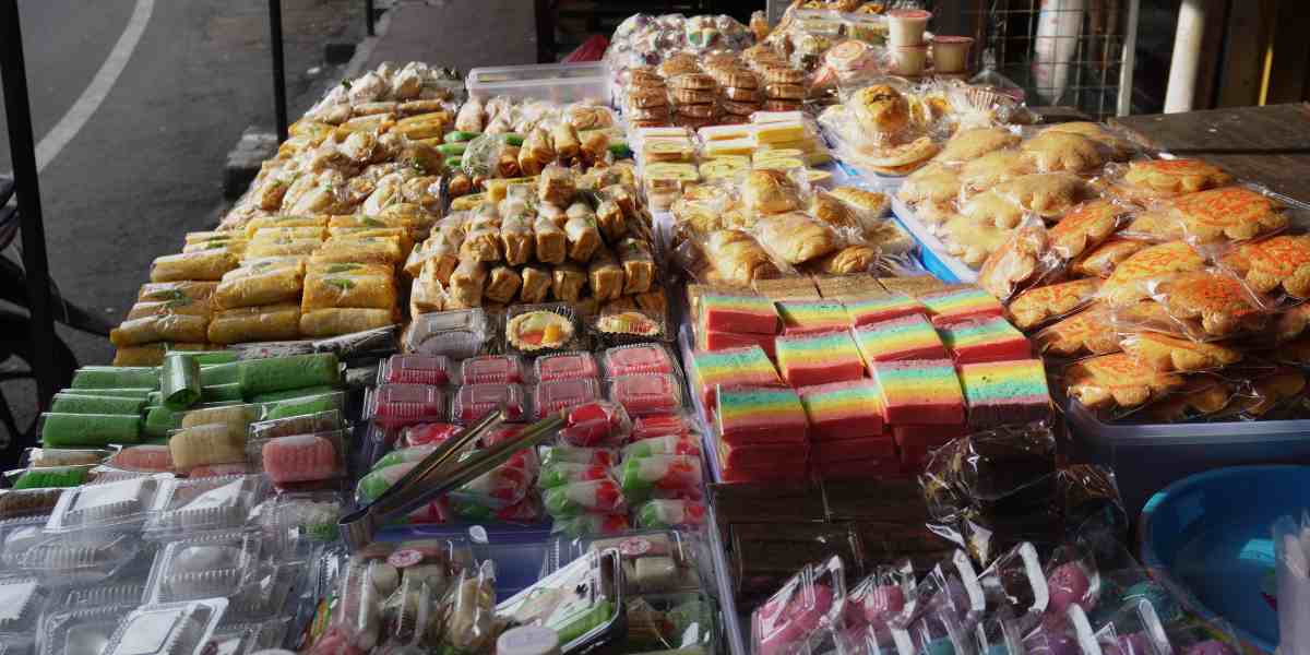 Bukan cuma klepon!. Dari gandus sampai clorot, jajanan pasar ini makin jarang terlihat. Kamu masih pernah coba atau cuma lihat di Google?