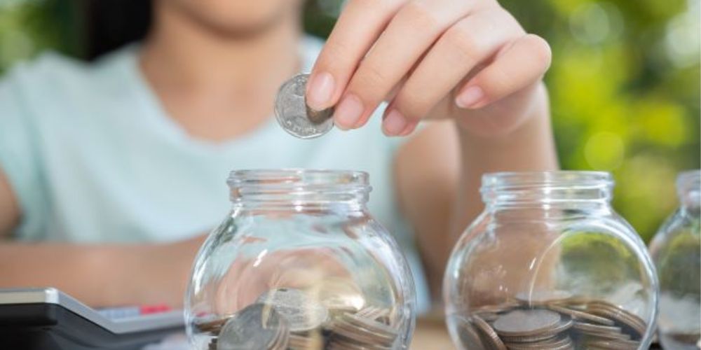 Gajian baru masuk tapi bingung mau nabung, investasi, atau beli asuransi dulu? Jangan asal ikut tren.