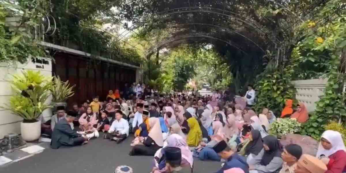 Rumah Jokowi di Solo jadi viral setelah diberi label &ldquo;Tembok Ratapan Solo&rdquo; di Google Maps, pengunjung tetap tak dibatasi meski diminta jaga etika