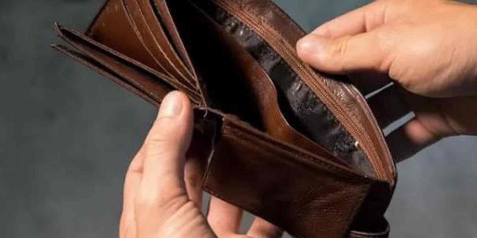 Menabung saja tak cukup. Menurut Lo Kheng Hong, uang yang mengendap tanpa investasi bisa pelan-pelan menggerus kekayaan.