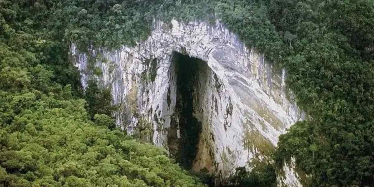 Spektakuler! Pintu gua tertinggi di dunia ditemukan di Brasil &mdash; lengkap dengan aliran sungai bawah tanah dan air terjun di dalamnya