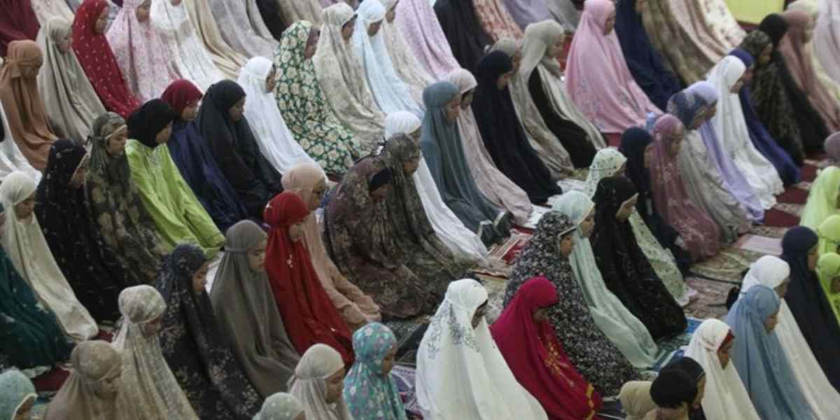 Agar tarawih tetap nyaman dan khusyuk, hindari makan berlebihan saat berbuka. Terapkan 4 tips ini supaya perut tidak begah!