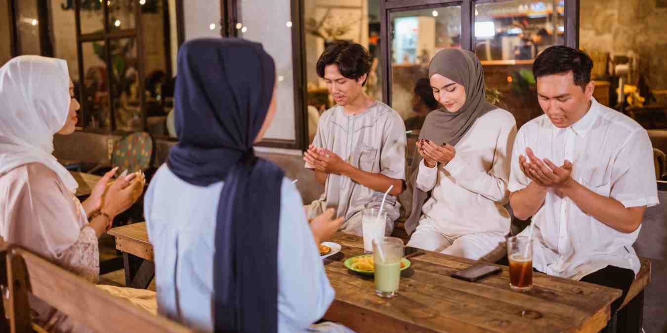 Ramadhan 2026 diprediksi jadi yang paling digital dan paling personal! Dari war belanja sahur sampai konten religi viral, kamu siap ikut tren atau tetap mindful?