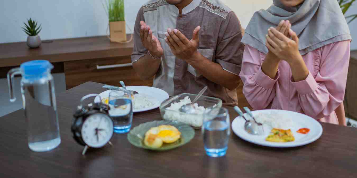 Sering lemas sebelum dzuhur saat puasa? Jangan asal kenyang saat sahur! Terapkan strategi Sahur Pintar agar energi stabil dan kuat sampai magrib.