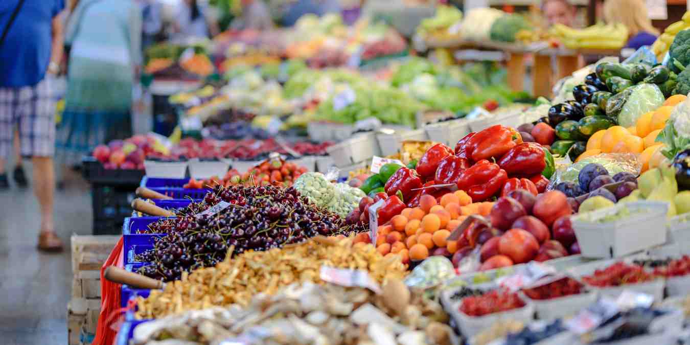 Harga sembako naik jelang Ramadan selalu terulang tiap tahun. Hukum ekonomi atau pola konsumsi kita sendiri? Saatnya belanja lebih bijak.