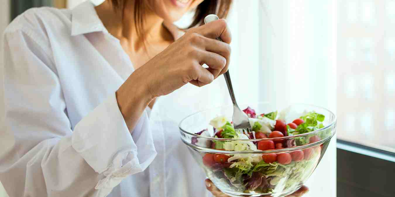 Masih makan sambil scroll? Coba mindful eating! Bukan cuma bikin berat badan lebih terkontrol, tapi juga pikiran jadi lebih tenang dan happy.