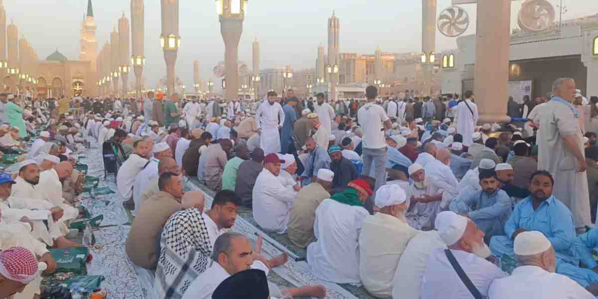 Momen buka puasa di Masjid Nabawi dipenuhi jamaah dari berbagai penjuru dunia &mdash; berbagi takjil, doa bersama, dan melanjutkan ibadah maghrib hingga tarawih di bulan suci Ramadan.