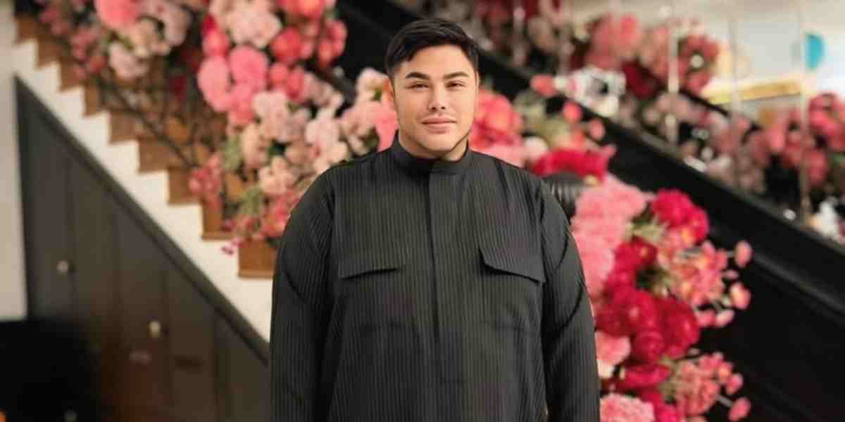 Ivan Gunawan menjadi orang tua asuh bagi 130 santri di rumah tahfiz: bukan hanya biaya hidup, tetapi dukungan penuh agar mereka bisa sekolah dan kuliah tanpa beban.