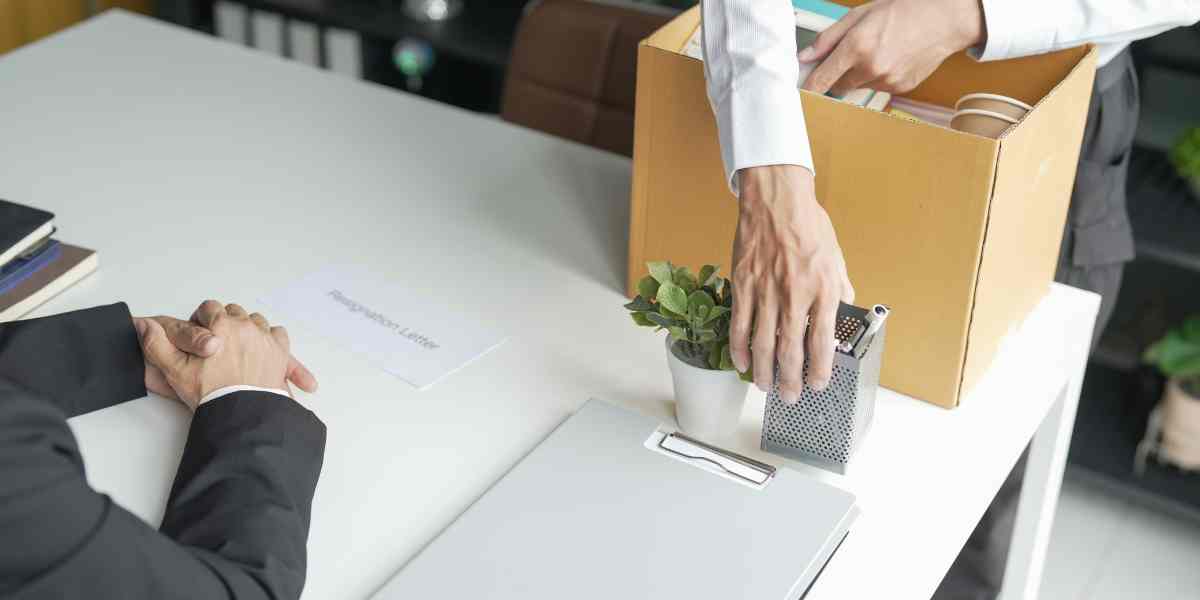 Bertahan karena nyaman atau karena takut? Sebelum resign, pastikan keputusanmu lahir dari pertimbangan matang, bukan emosi sesaat.