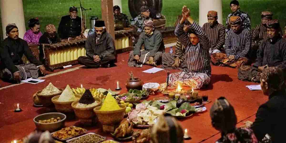 Mengenal Kapitayan &mdash; spiritualitas asli Nusantara yang hampir terlupakan. Kepercayaan kuno ini mengenal Sang Hyang Taya, Dzat Ketuhanan transenden yang menjadi pusat ajarannya