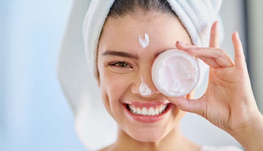 Ilustrasi penggunaan skincare &mdash; pentingnya memilih produk yang aman dan sesuai rekomendasi dokter untuk mencegah kerusakan kulit.