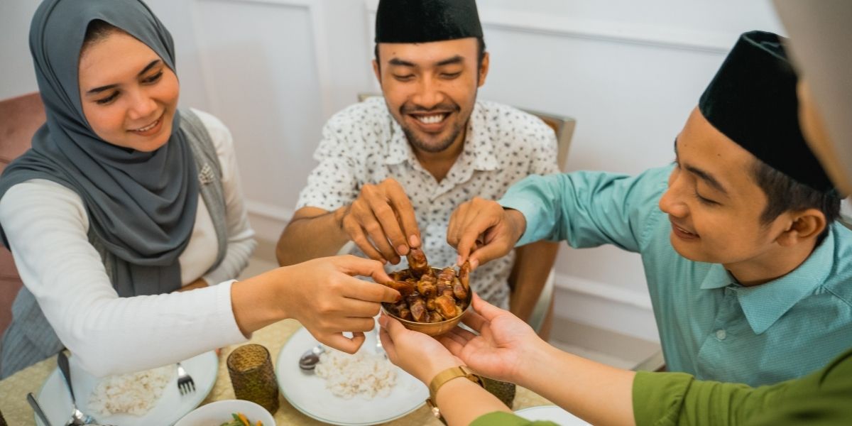 Bukber seharusnya tentang silaturahmi, bukan kompetisi pencapaian. Sudahkah kita kembali ke esensi kebersamaan Ramadan?