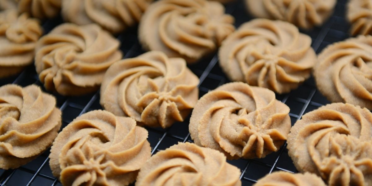Nastar masih bertahan, tapi tren kue kering Lebaran 2026 makin premium dan estetik. Meja tamu siap naik level tahun ini.