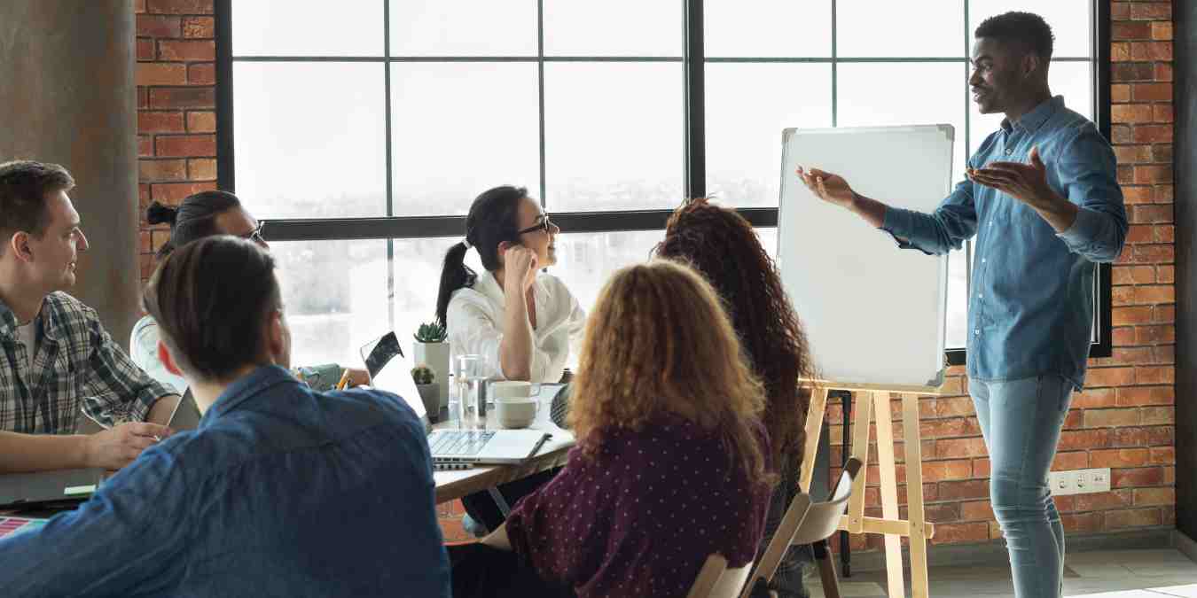 Sering merasa tidak pantas di posisi sekarang? Bisa jadi itu imposter syndrome. Kenali tanda dan atasi sebelum menghambat kariermu.