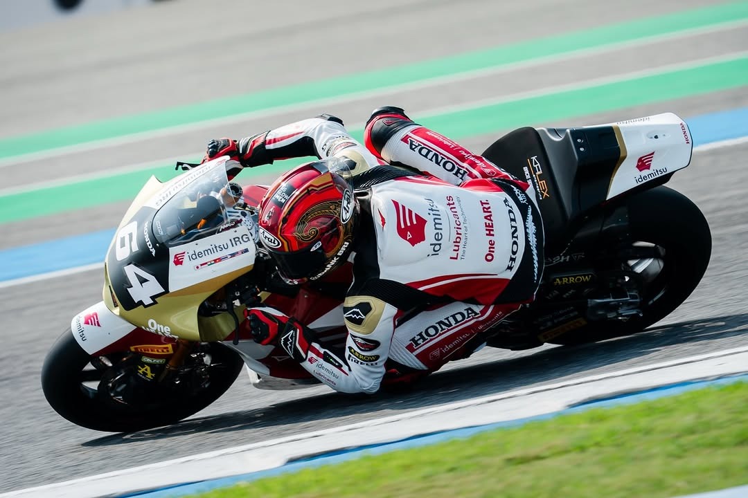 Pembalap Idemitsu Honda Team Asia asal Indonesia Mario Aji memacu kecepatan sepeda motornya dalam race Moto2 Indonesia 2025 di Sirkuit Internasional Pertamina Mandalika, Lombok Tengah, Nusa Tenggara B