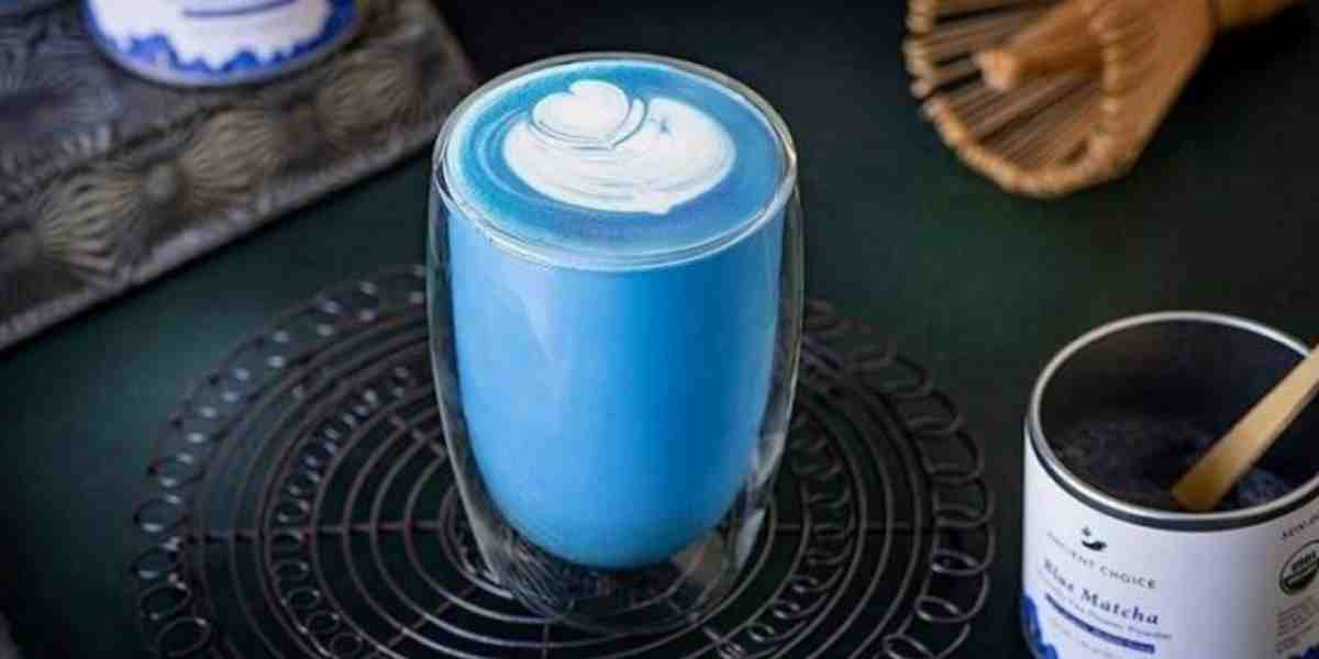Blue matcha lagi viral! Lebih sehat dari matcha biasa atau cuma tren estetik? Ini fakta manfaat bunga telang yang jarang dibahas.
