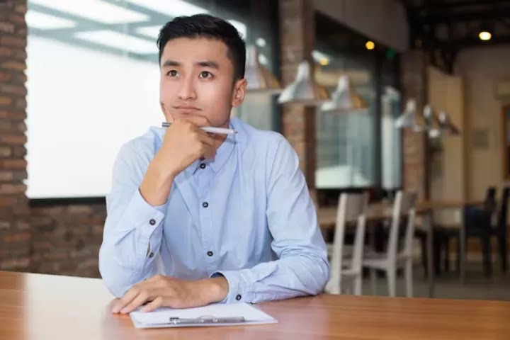 Orang yang benar-benar cerdas tak sibuk pamer kepintaran. Mereka lebih banyak mendengar, fokus pada solusi, dan tak haus validasi. Kamu termasuk?