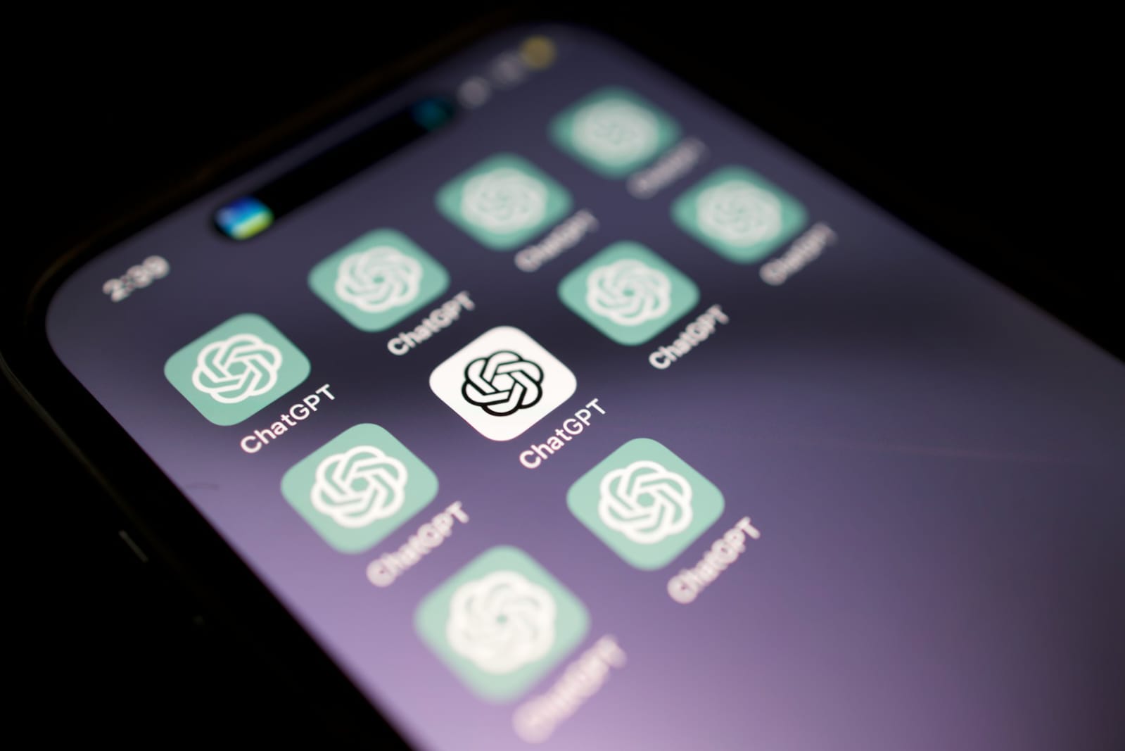 Kerja sama OpenAI dengan Pentagon picu gelombang uninstall ChatGPT di AS. Sementara itu, Claude justru meroket.