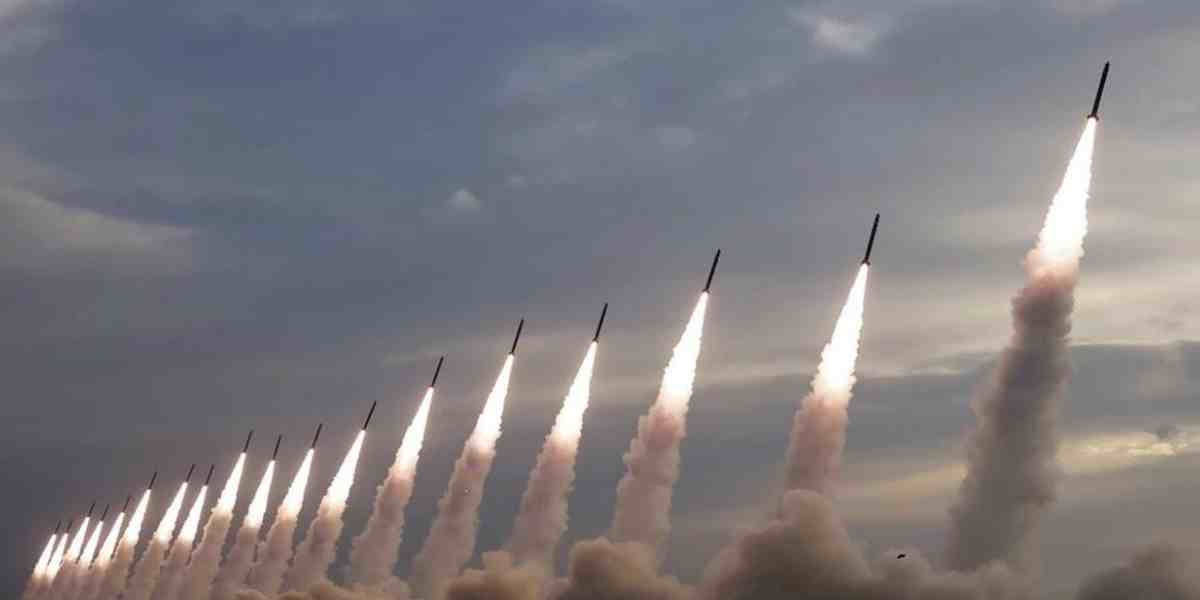 Rudal balistik Iran jadi sorotan dunia. Seberapa jauh jangkauannya dan secepat apa melesatnya? Ini penjelasan lengkapnya.