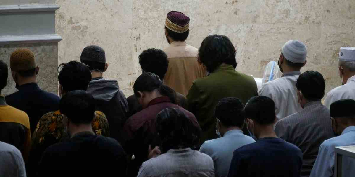 95% warga Indonesia rutin berdoa setiap hari. Tertinggi di dunia, Amerika Serikat tertinggal jauh.