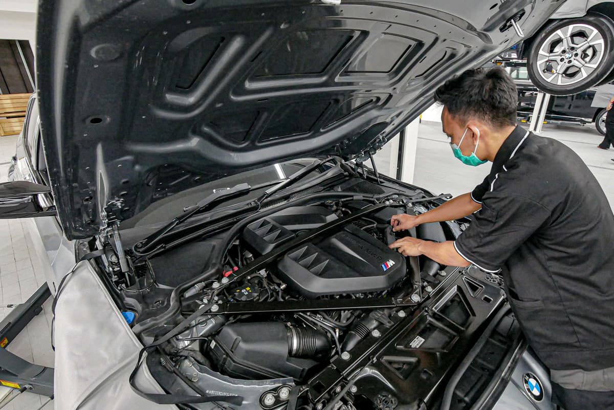 Sebelum berangkat mudik, pastikan mobil dalam kondisi prima. Simak 8 langkah sederhana mengecek kendaraan sendiri agar perjalanan tetap aman dan nyaman.