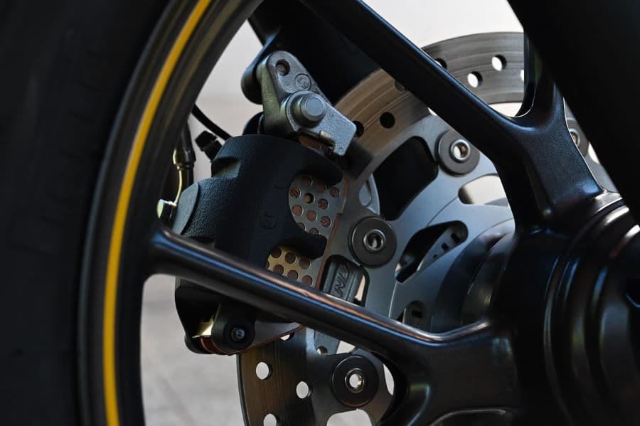 Rem motor yang tidak pakem bisa memicu kecelakaan fatal. Rutin merawat kampas, minyak rem, dan cara berkendara yang benar dapat menjaga sistem pengereman tetap optimal.