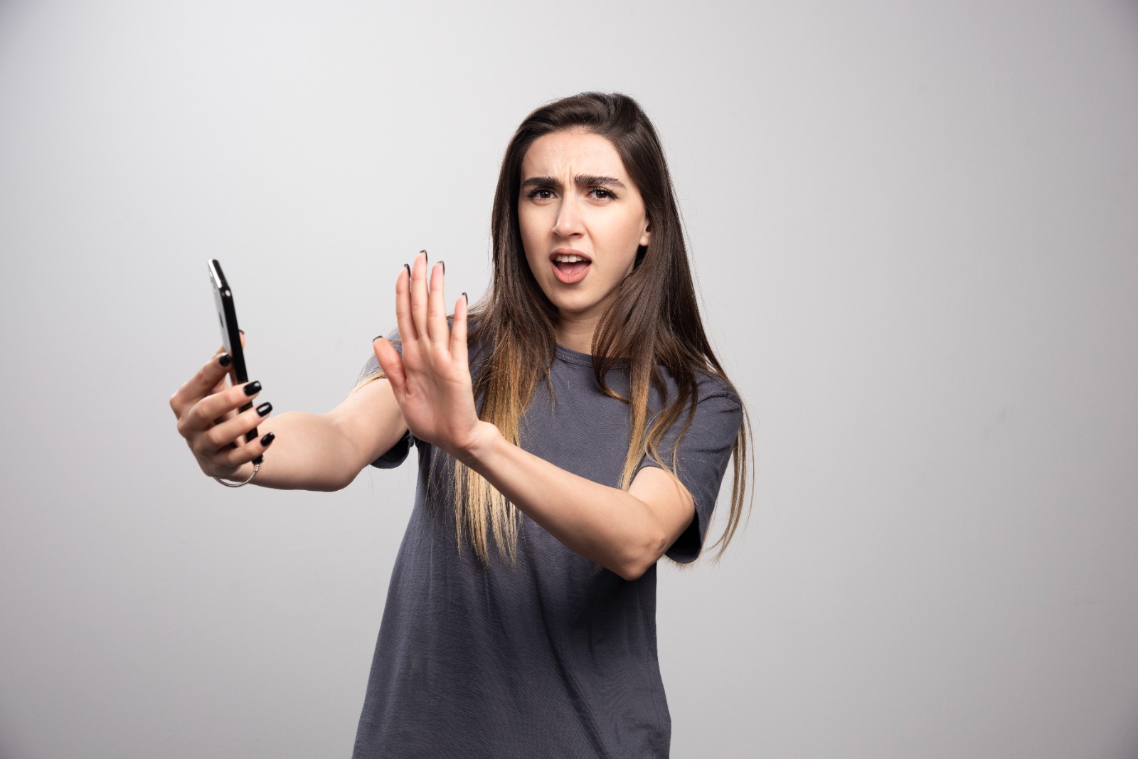 Kebiasaan scrolling tanpa henti dan multitasking ternyata bisa membuat otak cepat lelah dan sulit fokus. Pakar neurosains menjelaskan cara sederhana menjaga otak tetap tajam di era digital
