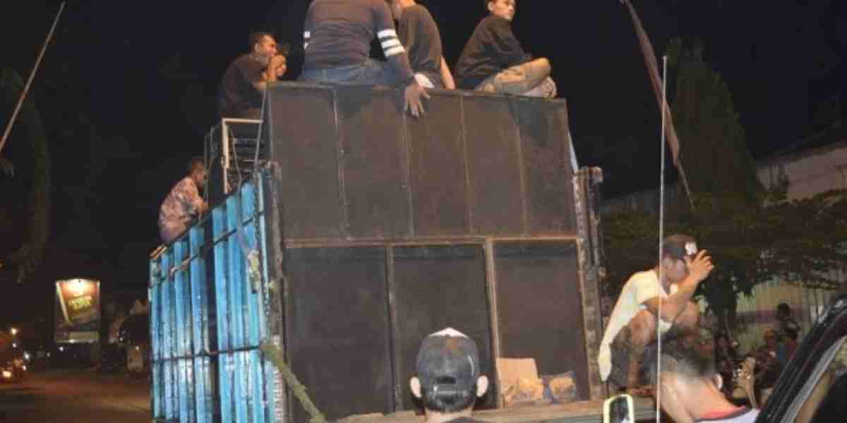 Bangunin sahur pakai sound system keliling kini jadi tren di banyak daerah. Seru bagi sebagian orang, tapi ada juga yang merasa terganggu. Tradisi atau kebisingan?