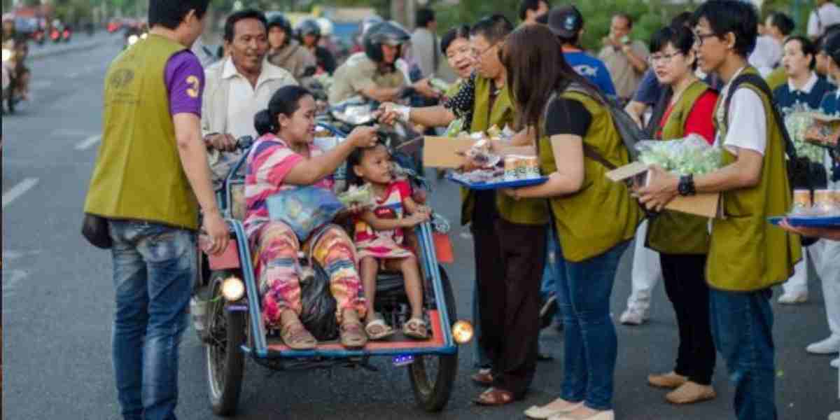 Menjelang magrib, jalanan mendadak ramai oleh komunitas yang membagikan takjil gratis. Aksi sederhana ini bikin Ramadan terasa lebih hangat.