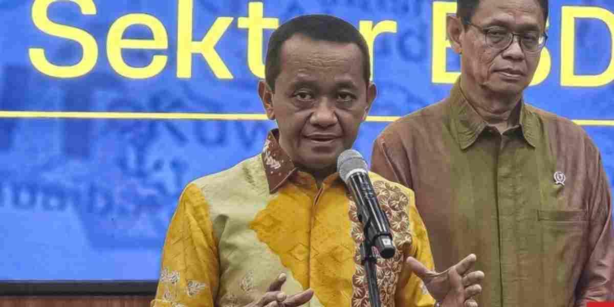 Menteri ESDM Bahlil Lahadalia meluruskan isu stok BBM 20 hari. Angka tersebut sebenarnya menunjukkan kapasitas penyimpanan, bukan tanda pasokan akan habis.