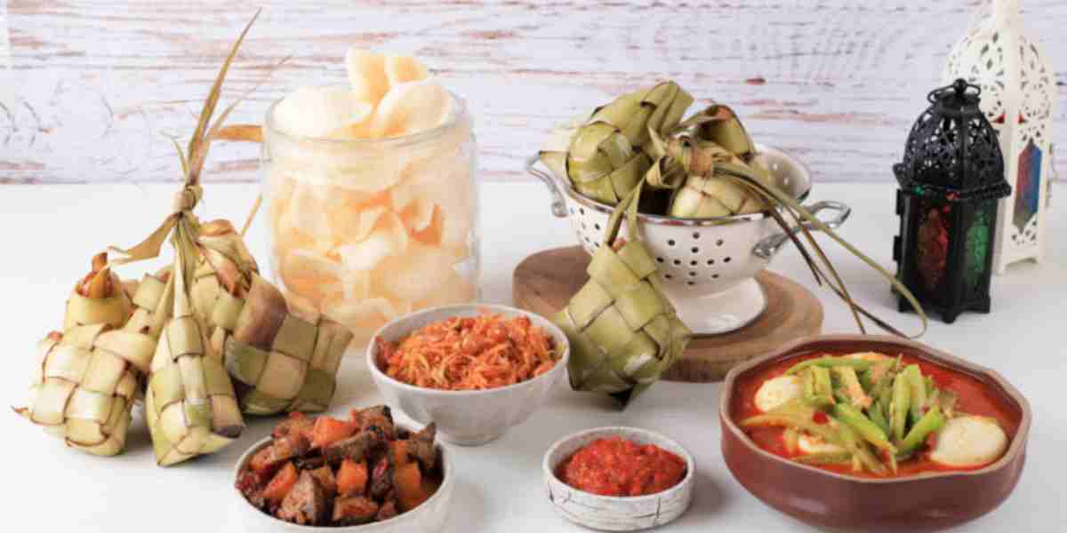 Bukan sekadar makanan, hidangan khas Lebaran seperti ketupat, opor ayam, dan rendang ternyata menyimpan filosofi kehidupan, kebersamaan, dan saling memaafkan.