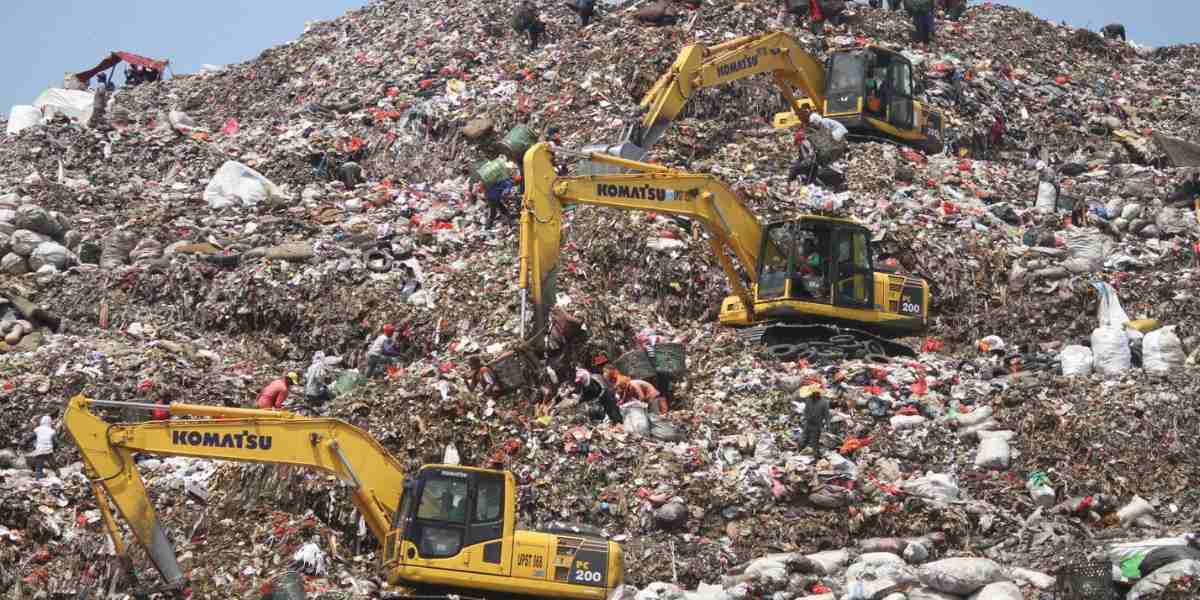 Longsor gunungan sampah di TPST Bantar Gebang menimbun lima truk dan sebuah warung. Empat korban ditemukan meninggal, proses pencarian korban lainnya masih berlangsung.