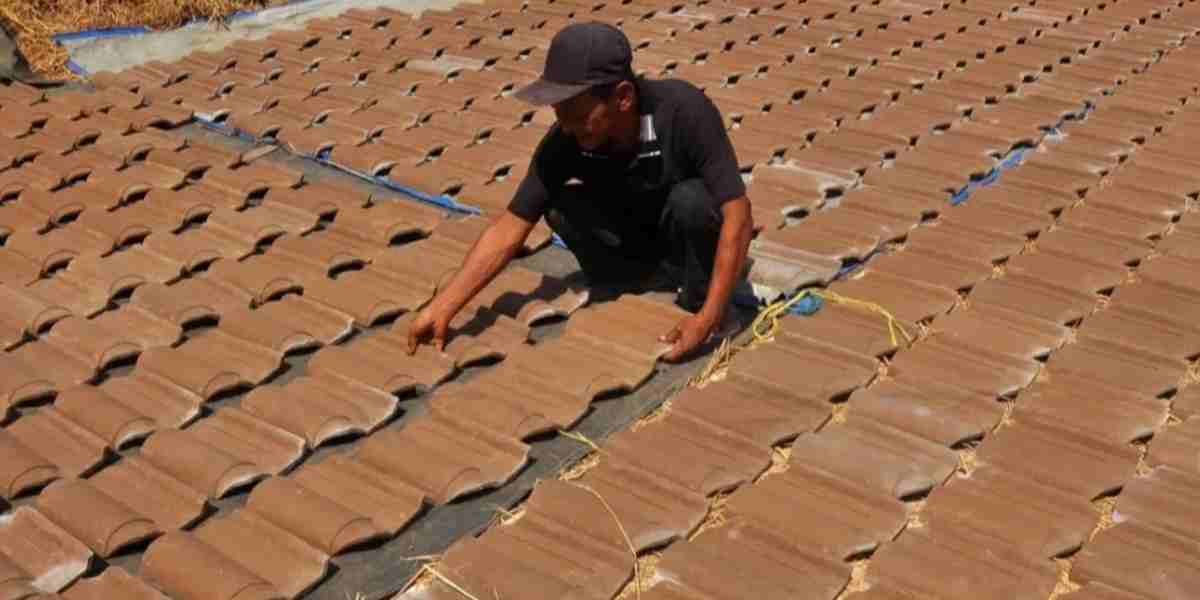 Program gentengisasi resmi dimulai. Pemerintah menyerap genteng UMKM Jatiwangi hingga Rp3 miliar untuk mendukung perbaikan rumah rakyat sekaligus menggerakkan ekonomi lokal.