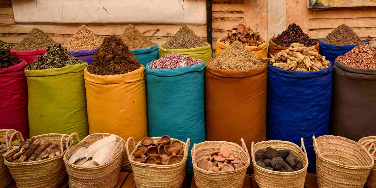 Harga sejumlah bahan pokok mulai merangkak naik menjelang Lebaran. Cabai rawit di Makassar dan daging ayam di Surabaya mengalami kenaikan signifikan.
