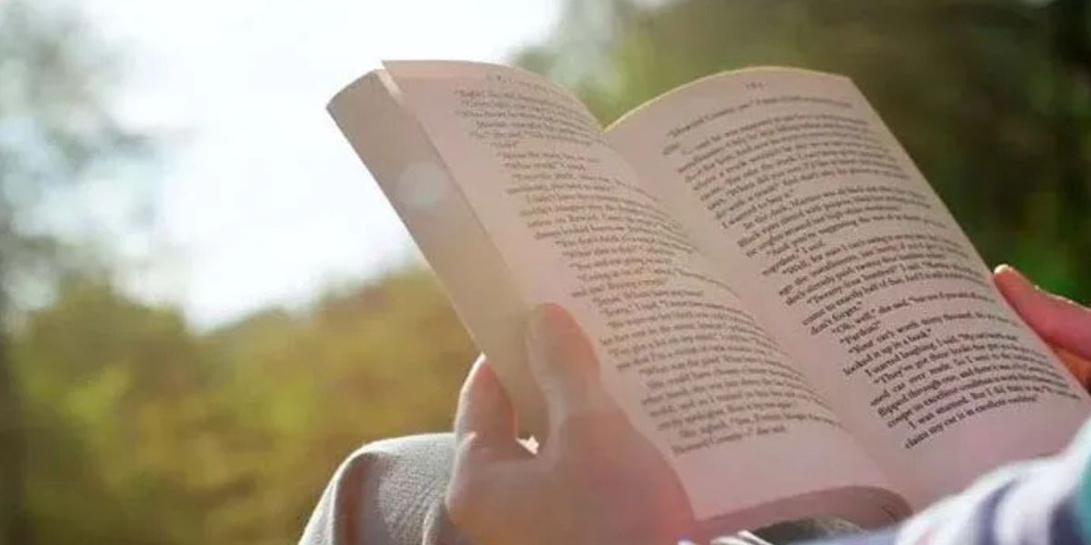 Tak semua orang ngabuburit dengan keluar rumah. Membaca buku hingga marathon dracin kini jadi cara santai anak muda menikmati senja Ramadan.