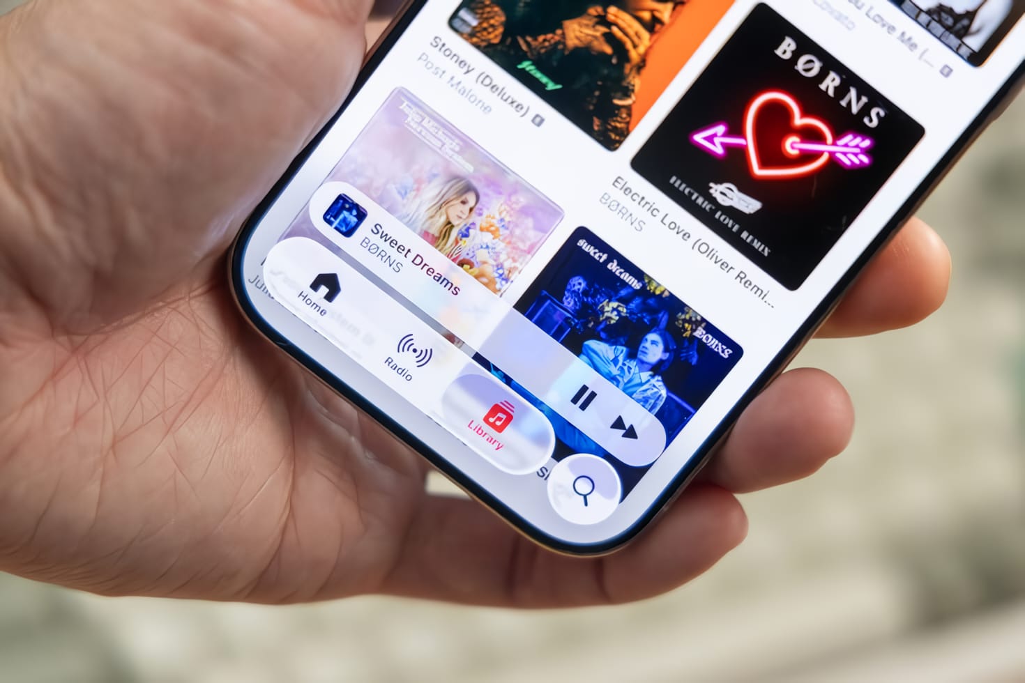Apple ubah strategi di iOS 27! Fokus pada performa dan perbaikan bug, plus hadirkan Siri yang lebih pintar dan personal.