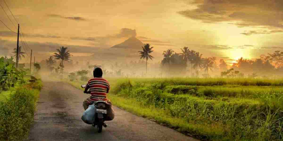 Mudik bukan cuma soal perjalanan, tapi tentang pulang ke kenangan. Dari jalan desa hingga masakan ibu, semuanya terasa hidup kembali.
