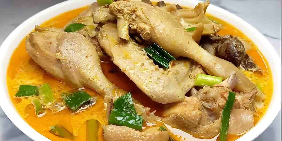 Bukan opor, di Tuban Lebaran terasa lengkap dengan becek mentok dan nasi jagung&mdash;menu kampung yang selalu bikin rindu pulang.