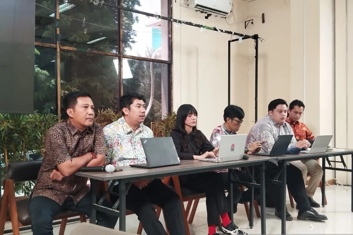 Staf Advokasi YLBHI sekaligus anggota TAUD Afif Abdul Qoyum (ketiga kanan) dalam konferensi pers di Gedung YLBHI, Jakarta Pusat, Senin (16/3). 