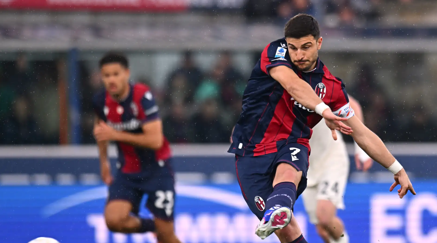 Bologna sudah menyiapkan kontrak jangka panjang, tapi Riccardo Orsolini belum memberi kepastian. Godaan Arab Saudi dan klub Eropa lain membuat masa depannya makin menarik untuk ditunggu.