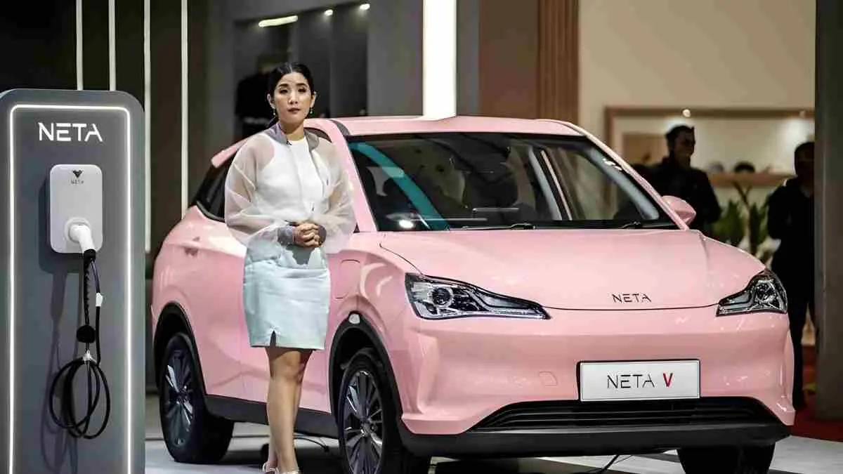 Mobil listrik ini dijual dengan diskon besar hingga harga turun ke Rp 150 jutaan, jadi peluang langka bagi konsumen yang ingin beralih ke kendaraan listrik. (otomotif.katadata.co.id)