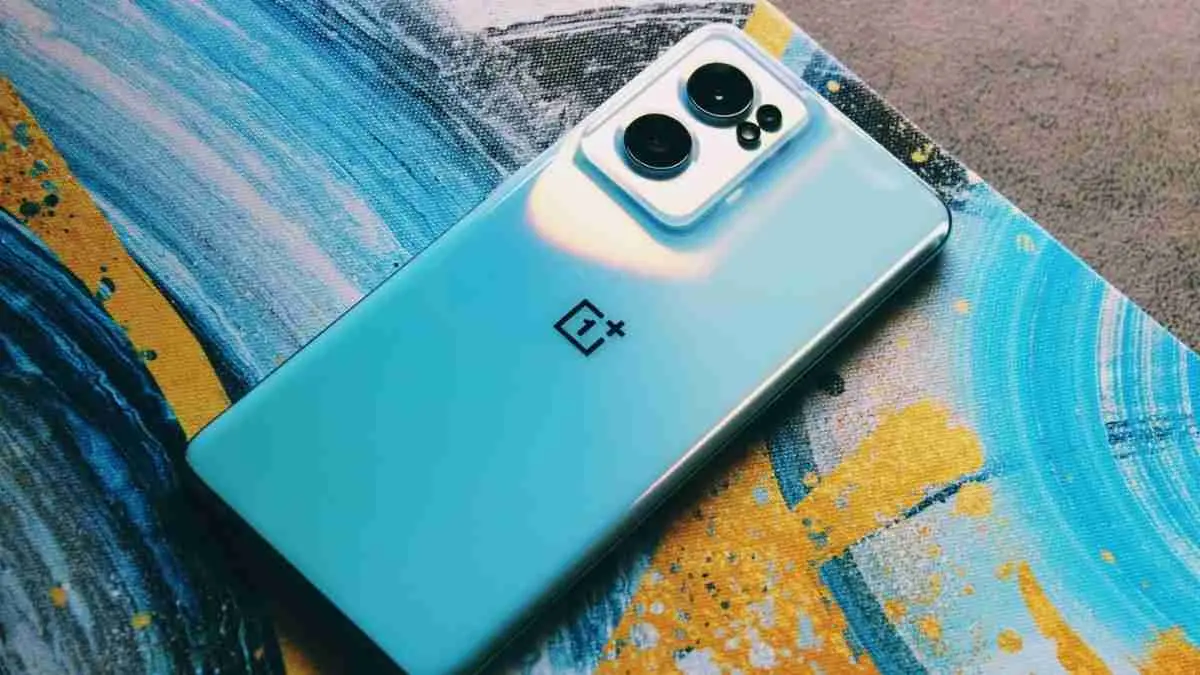 OnePlus mengubah strategi bisnis di India dengan menutup banyak toko fisik dan beralih ke penjualan online serta memperkuat layanan melalui jaringan Oppo. (Vinit Vispute/Unsplash)