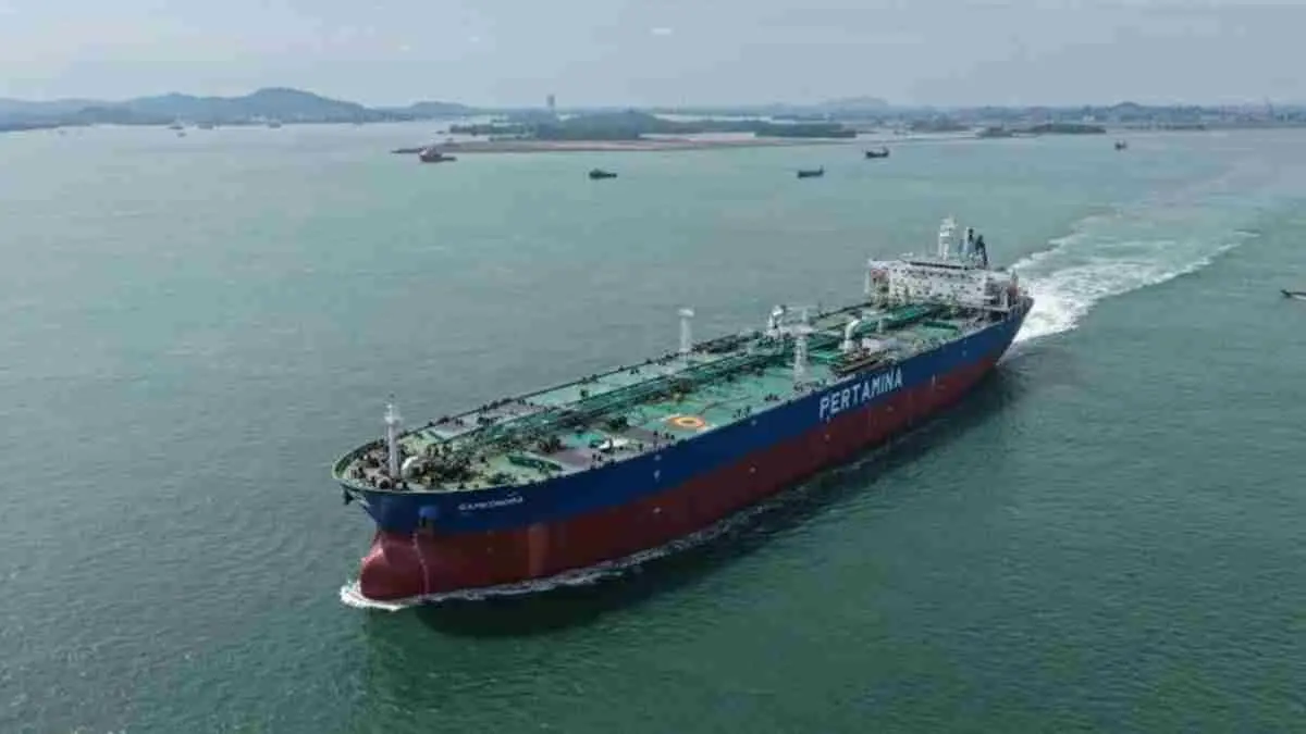 Pemerintah memastikan keamanan dua kapal tanker Pertamina di Selat Hormuz melalui diplomasi dengan Iran di tengah ketegangan kawasan. (Sumber: Jawapos.com, Ilustrasi kapal Pertamina di selat Hormuz)