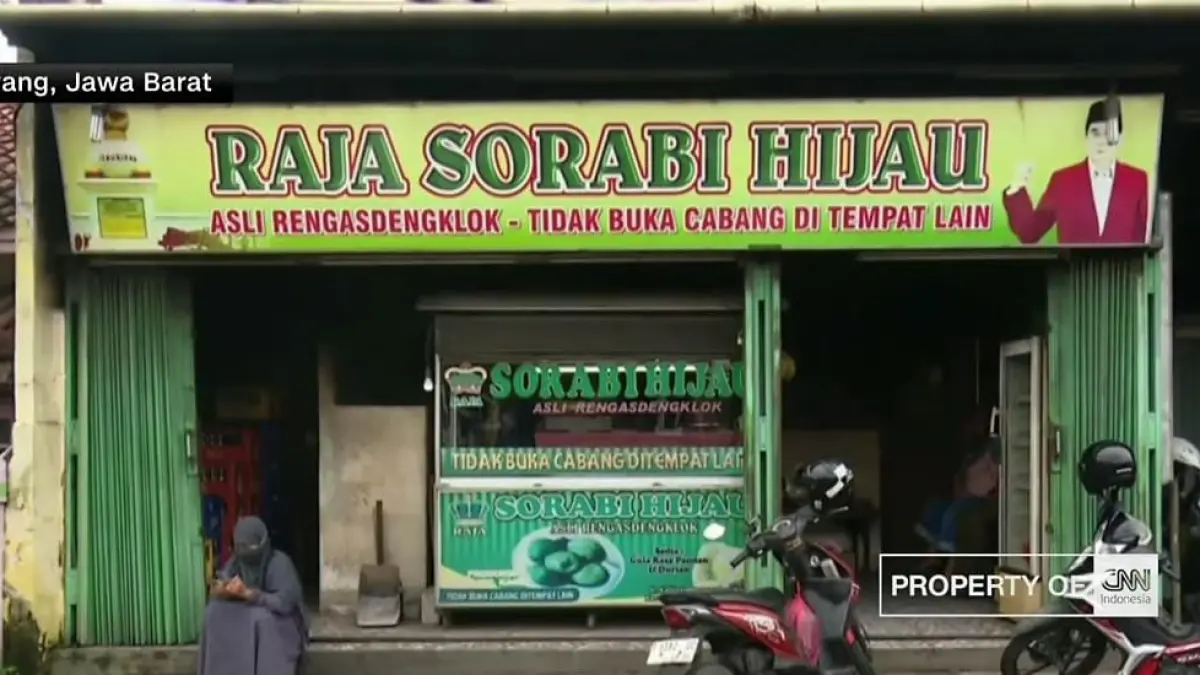 Serabi hijau Rengas Dengklok tetap mempertahankan cita rasa tradisional sejak 1995 dengan tungku kayu bakar yang khas.(Sumber Foto : Tangkapan layar YouTube @CNNIDOFFICIAL)