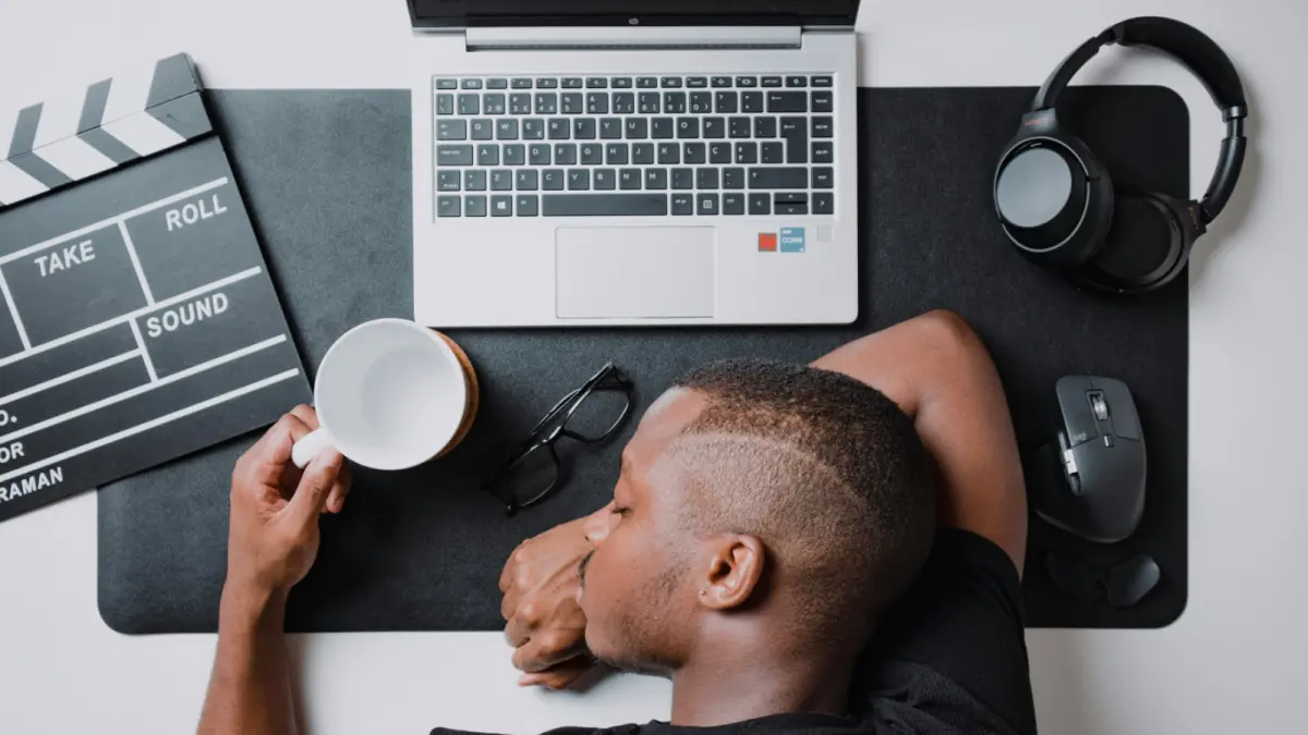 Strategi belajar efektif tanpa burnout membantu pelajar dan mahasiswa tetap produktif dengan menjaga keseimbangan antara belajar dan istirahat.(Photo by Nubelson Fernandes on Unsplash)
